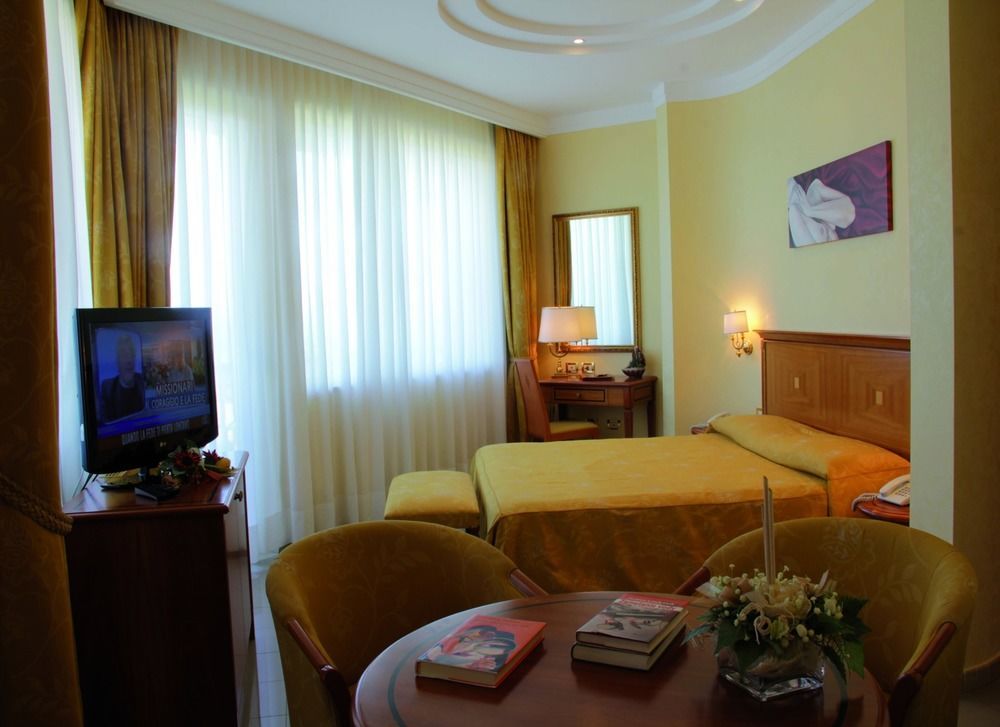 פרגליה Hotel Tirreno חדר תמונה