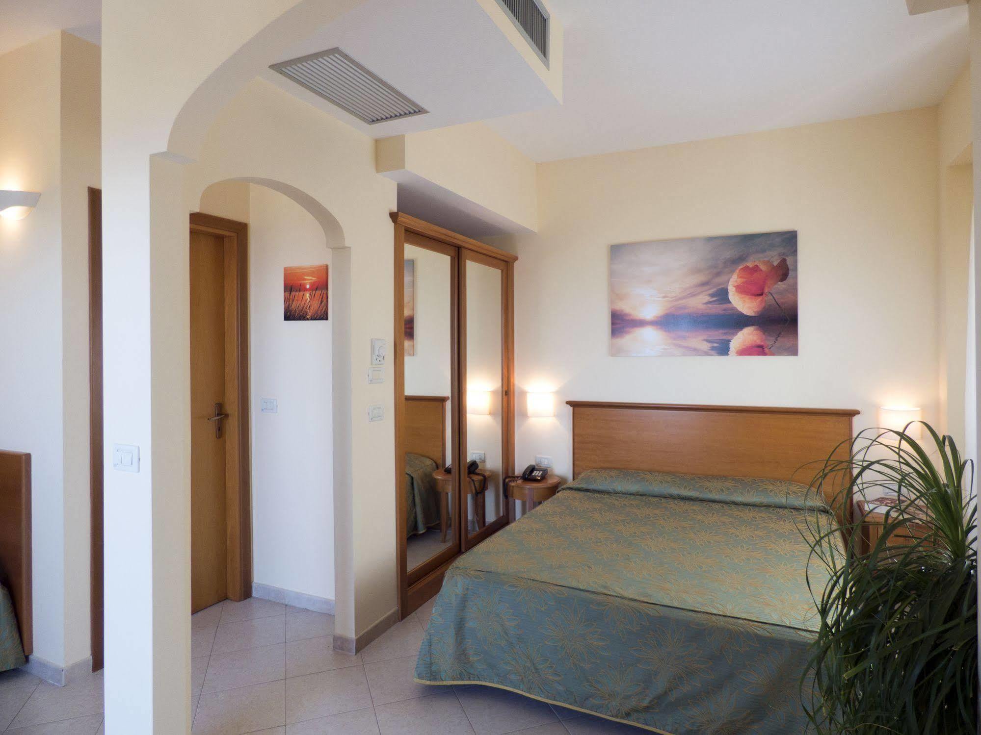 פרגליה Hotel Tirreno מראה חיצוני תמונה