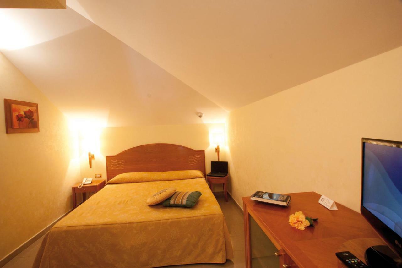 פרגליה Hotel Tirreno מראה חיצוני תמונה