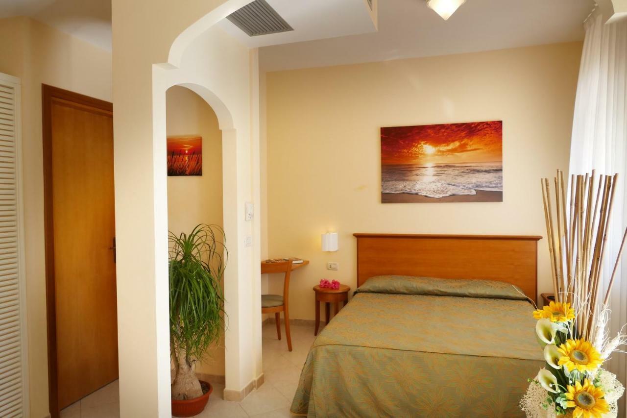 פרגליה Hotel Tirreno מראה חיצוני תמונה